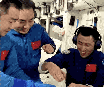 中国航天员不吃预制菜了，他们在太空烤鸡翅！