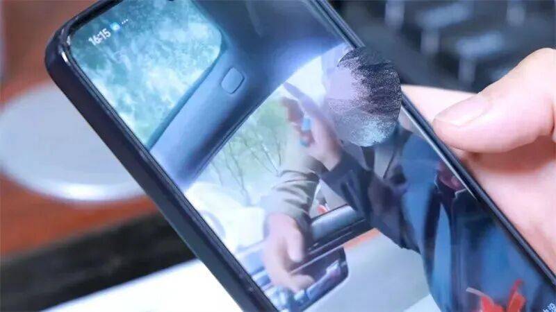 “趁喜打劫”！河北一婚车遭拦截索要50条烟，新人无奈打车离去