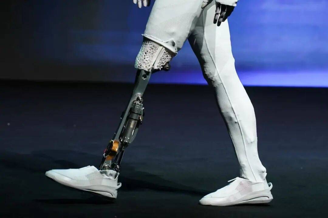 “扒皮”后又“剪腿”,何小鹏哽咽再辟谣“机器人内藏真人”,称心中的成见是一座大山