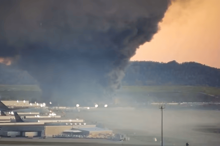 美国坠机事故已致9死，细节披露-华闻时空