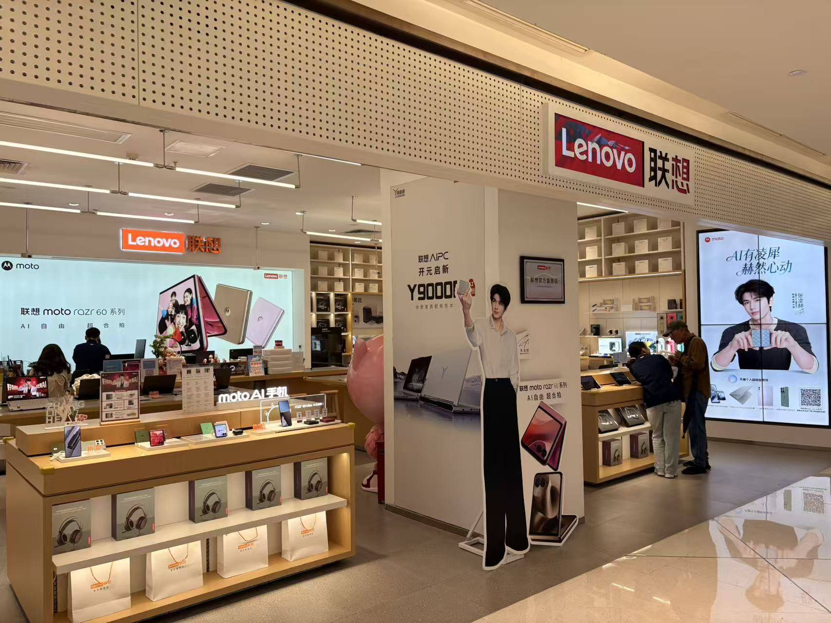 在苹果跌倒的地方“战略跟风”?联想推超轻薄手机,专家:市场容量有限