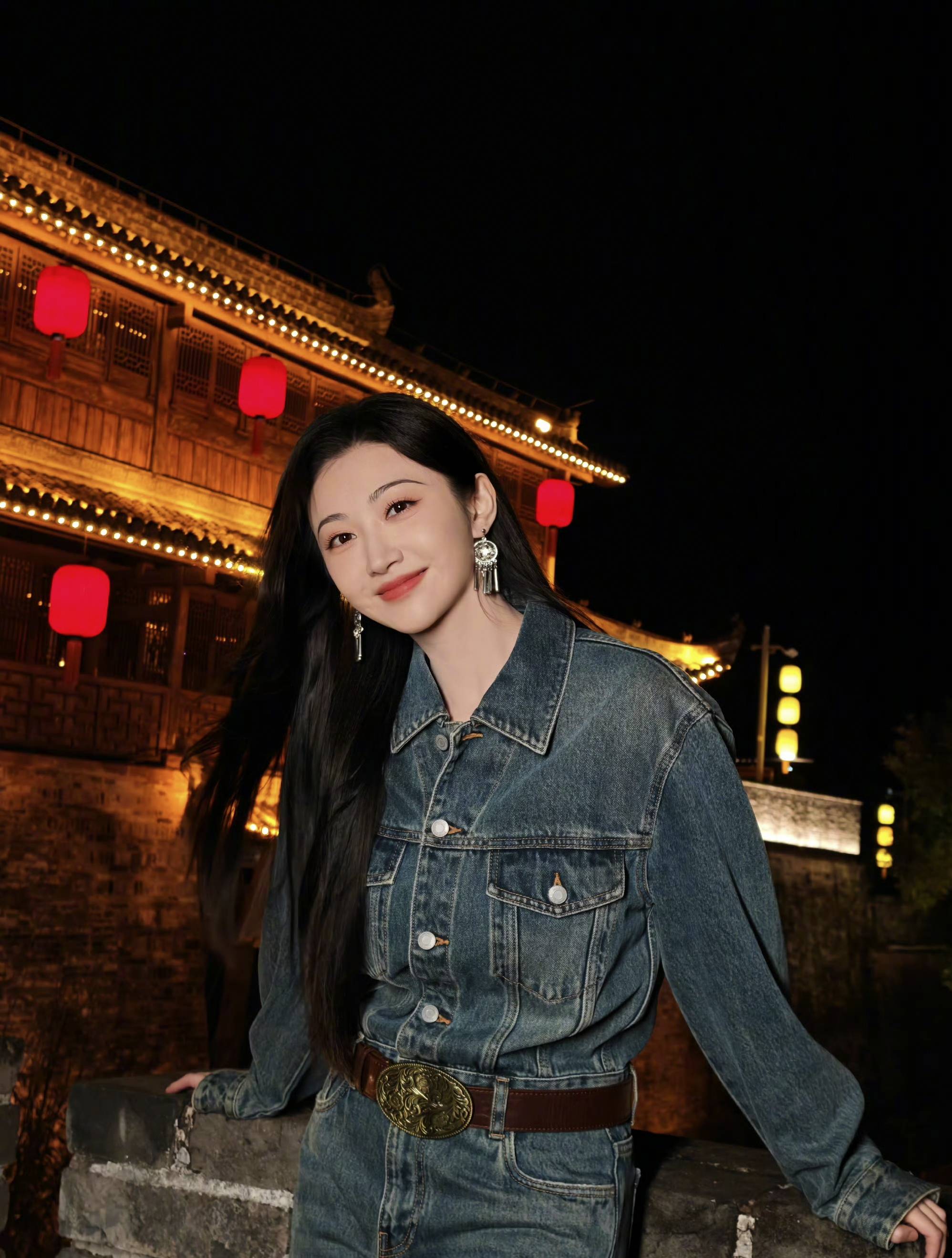 女星景甜与夜晚的美景同框!景美人更美!