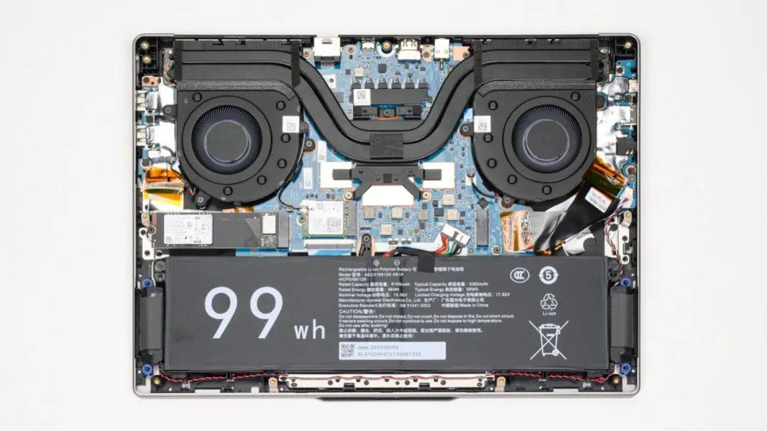 上图是机械革命 无界14x pro的拆机实拍图,双风扇双热管