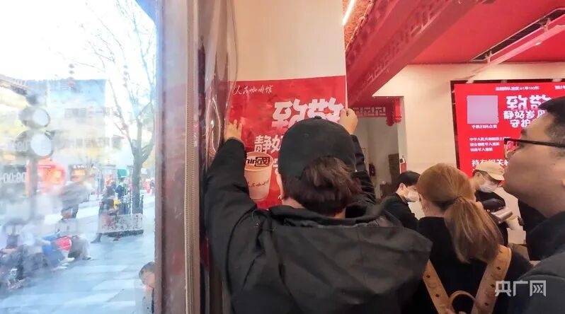 有门店“人民咖啡馆”招牌已更换!记者实探→ 有门店“人民咖啡馆”招牌已更换!记者实探→