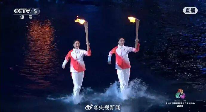 主火炬点燃！火炬手是他们！