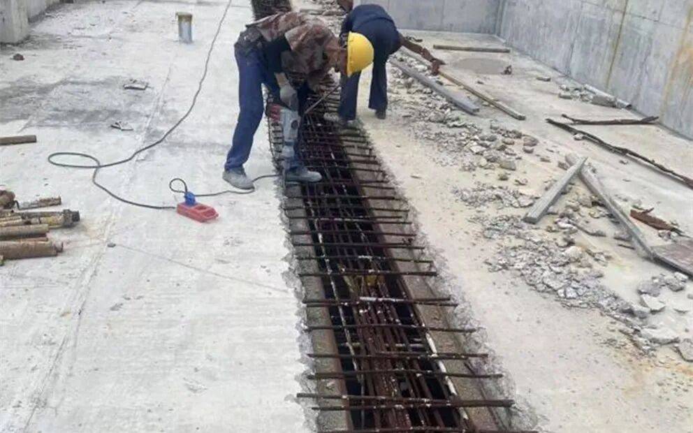 施工实际的凿毛清理:设计想象的凿毛清理:后浇带设置止水钢板,本意