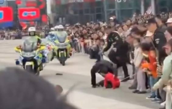 苏州警方就“骑警擦碰观众”致歉：批评教育队员，前往伤者家致歉安抚，后续加强培训