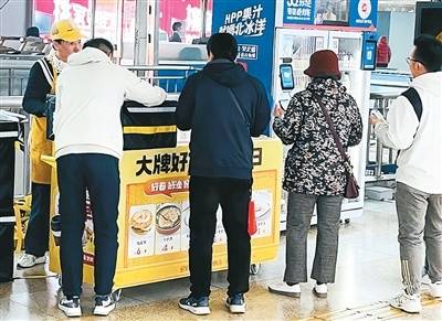 在地铁站，遇见吃早餐的“小幸运”