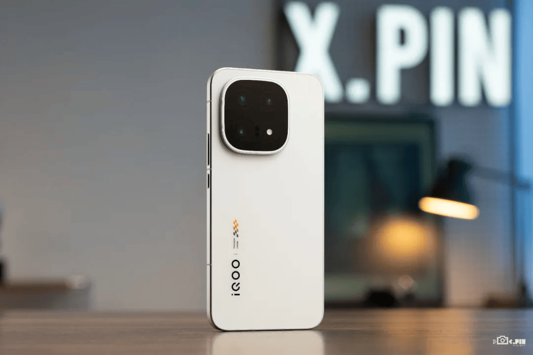 便宜大几百，配置却更顶？子品牌手机开始“骑脸”自家大哥了。