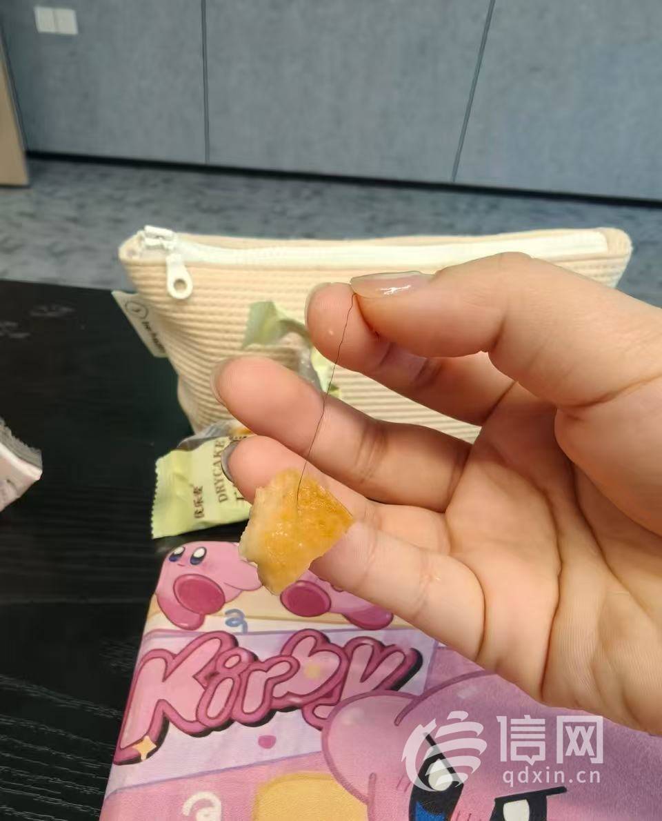 卷曲毛发嵌入优乐麦蛋糕中 厂家回复称删了网帖可以赔24块钱(图1)
