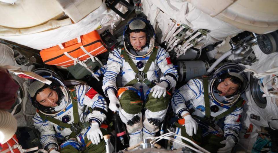 原创 突发特讯!中国通告全球:神舟二十二号飞船将在无人状态下发射,引发美西方高度关注