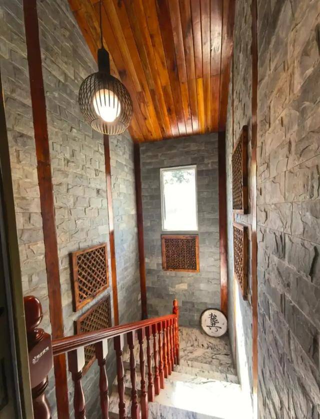 50岁龚琳娜独居深山,房子后面是一片坟地,离婚后养猫为伴不害怕