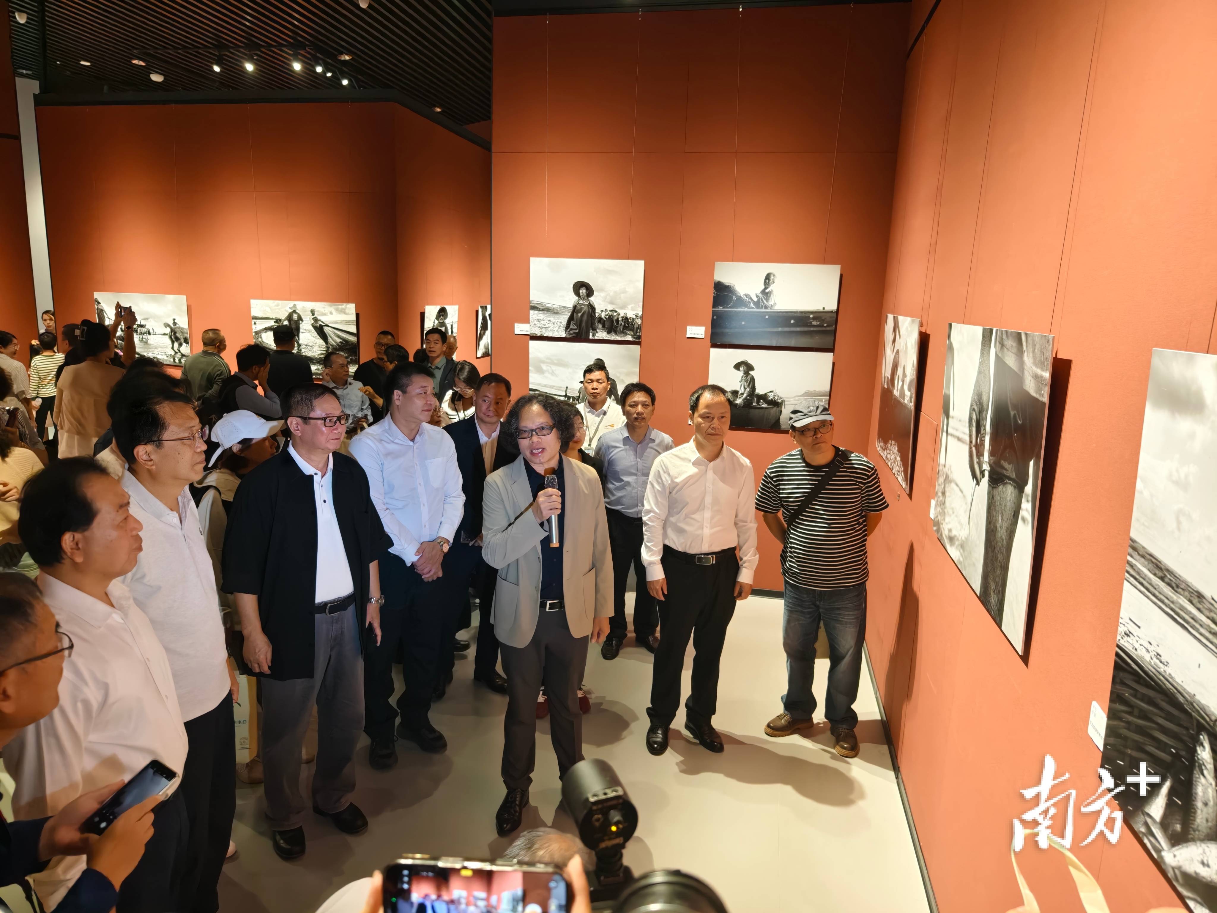 诉说海的故事！李好摄影艺术作品展在茂名陈金章美术馆开幕