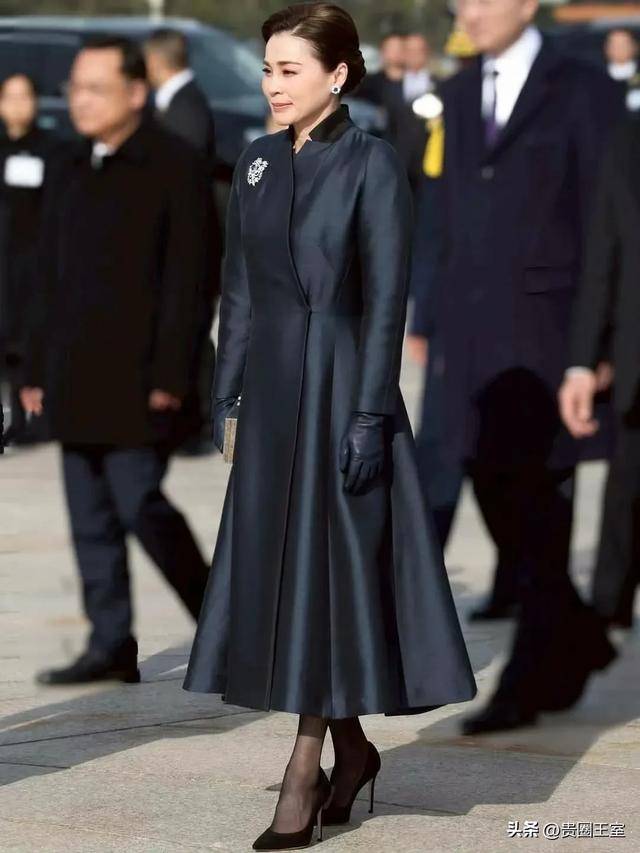 原创             苏提达不愧是空姐出身！同天换两双细高跟，灵隐寺行跪拜礼也轻松