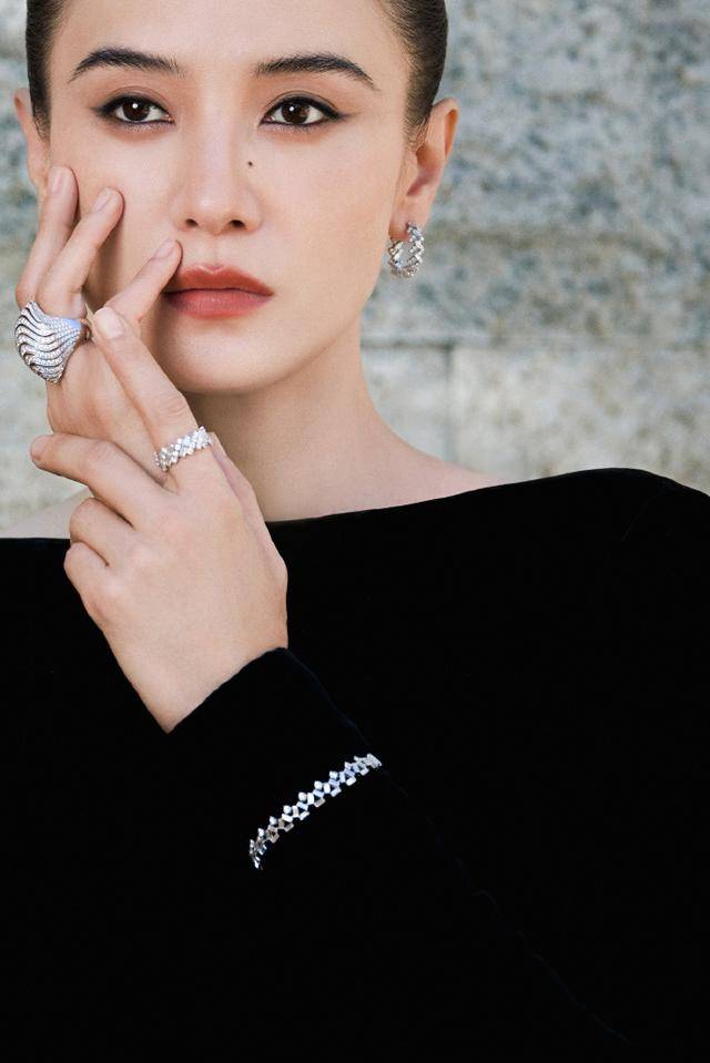 宋佳获金鸡影后遭质疑,张艺谋说出得奖原因,央媒力挺祝贺!