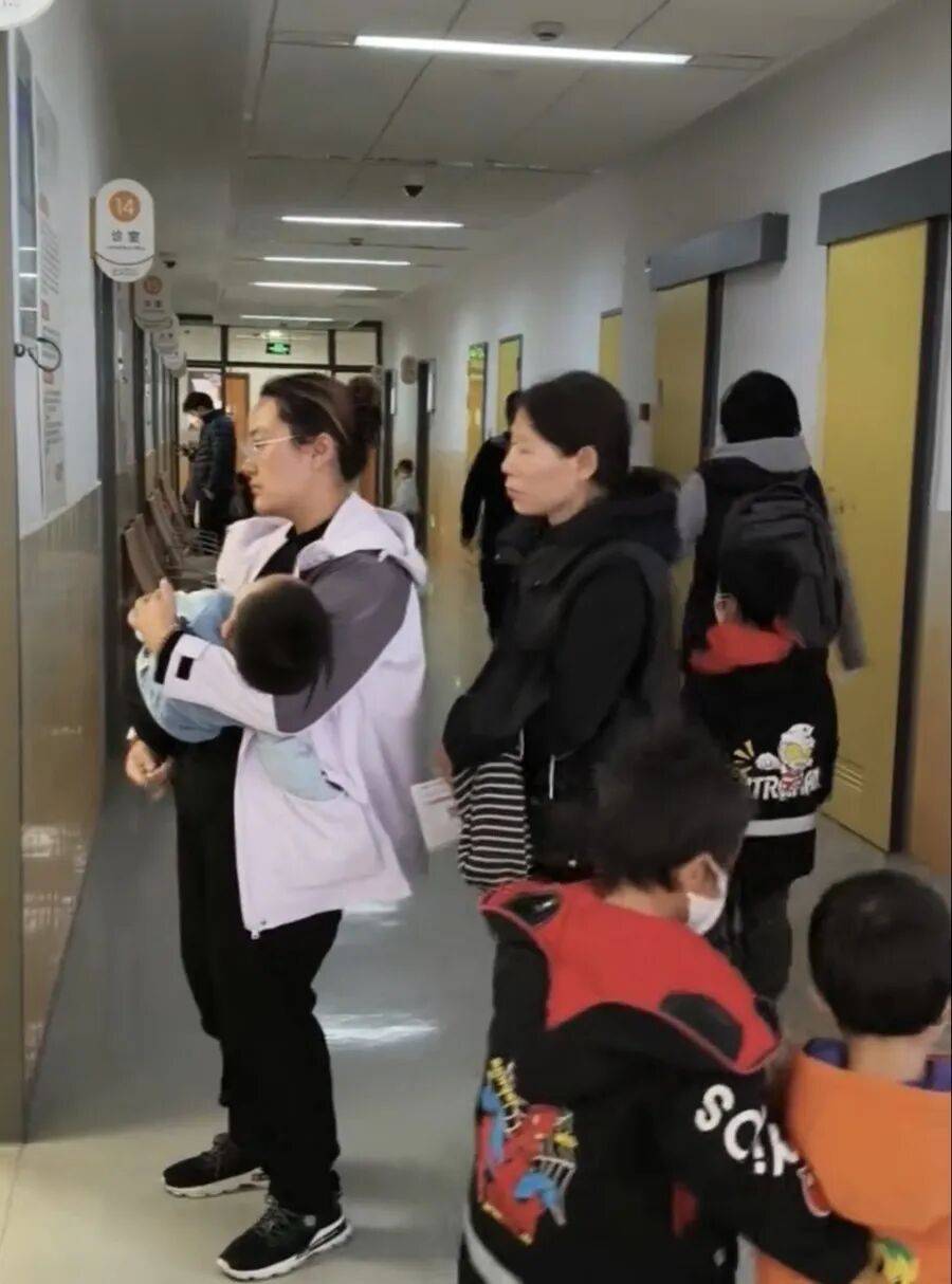 上海病例：爆发式增长！门诊排起长队，跨城求医成常态……紧急提醒→