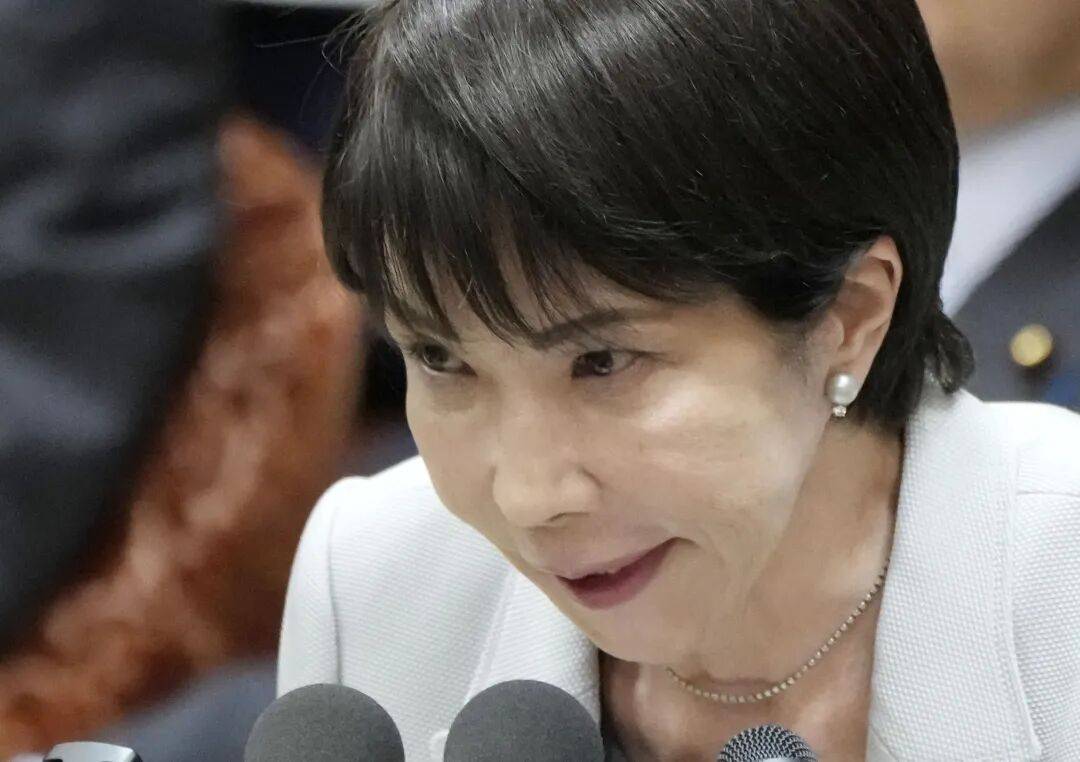 坚持不撤错误发言的高市早苗,竟还要“拜鬼”?-华闻时空