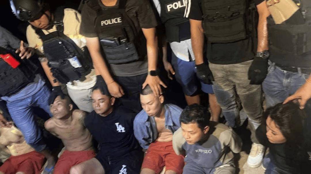 女子持枪劫囚车,却因"高颜值"成全网梦中情人?