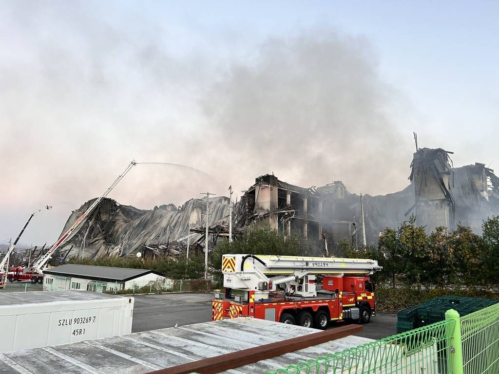 第1现场｜亚洲规模最大时尚物流中心火灾烧了60小时