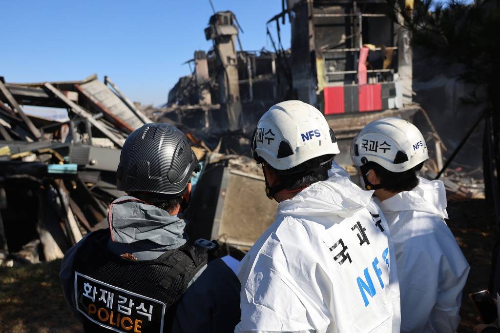 第1现场｜亚洲规模最大时尚物流中心火灾烧了60小时