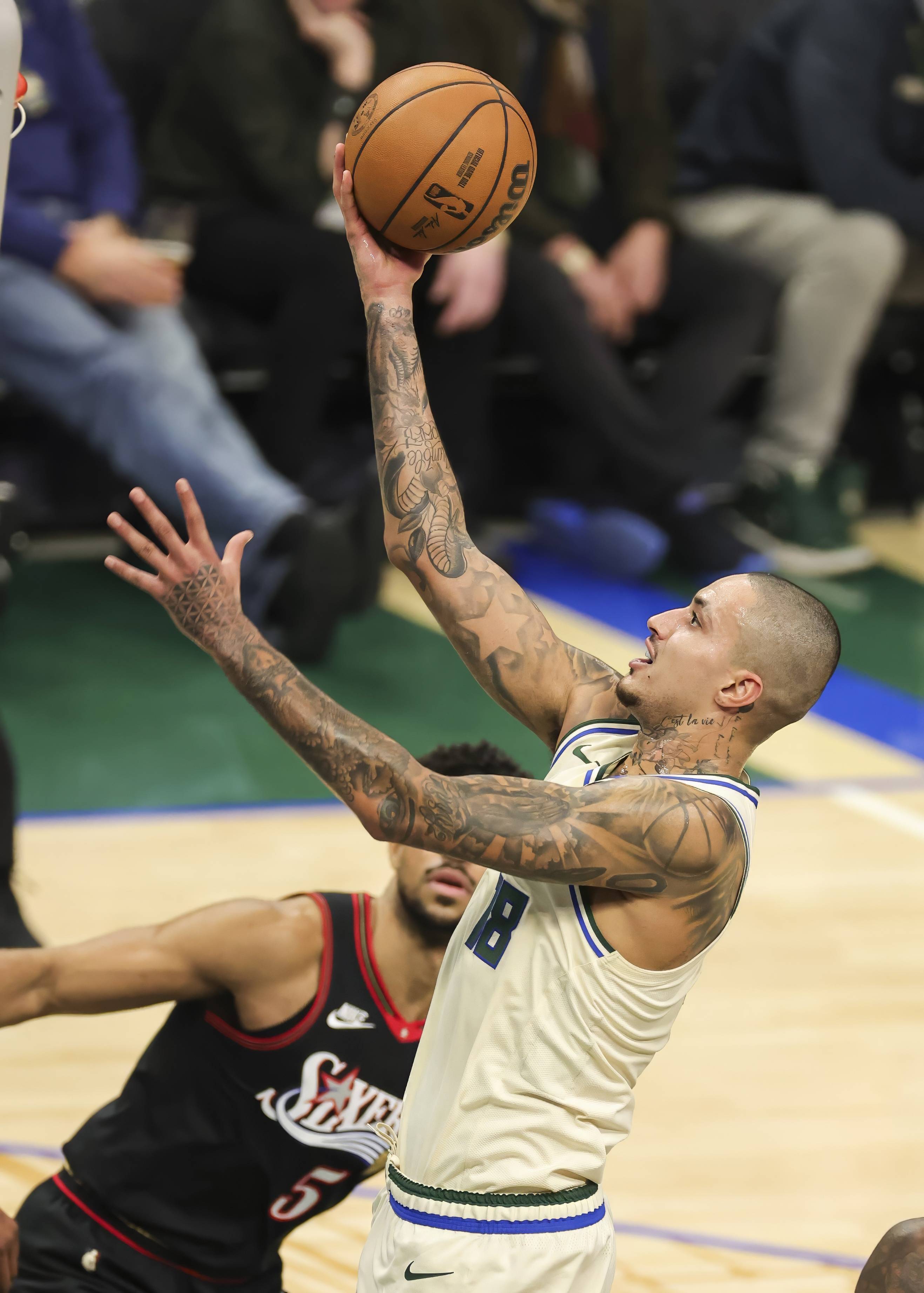 —nba常规赛76人胜雄鹿