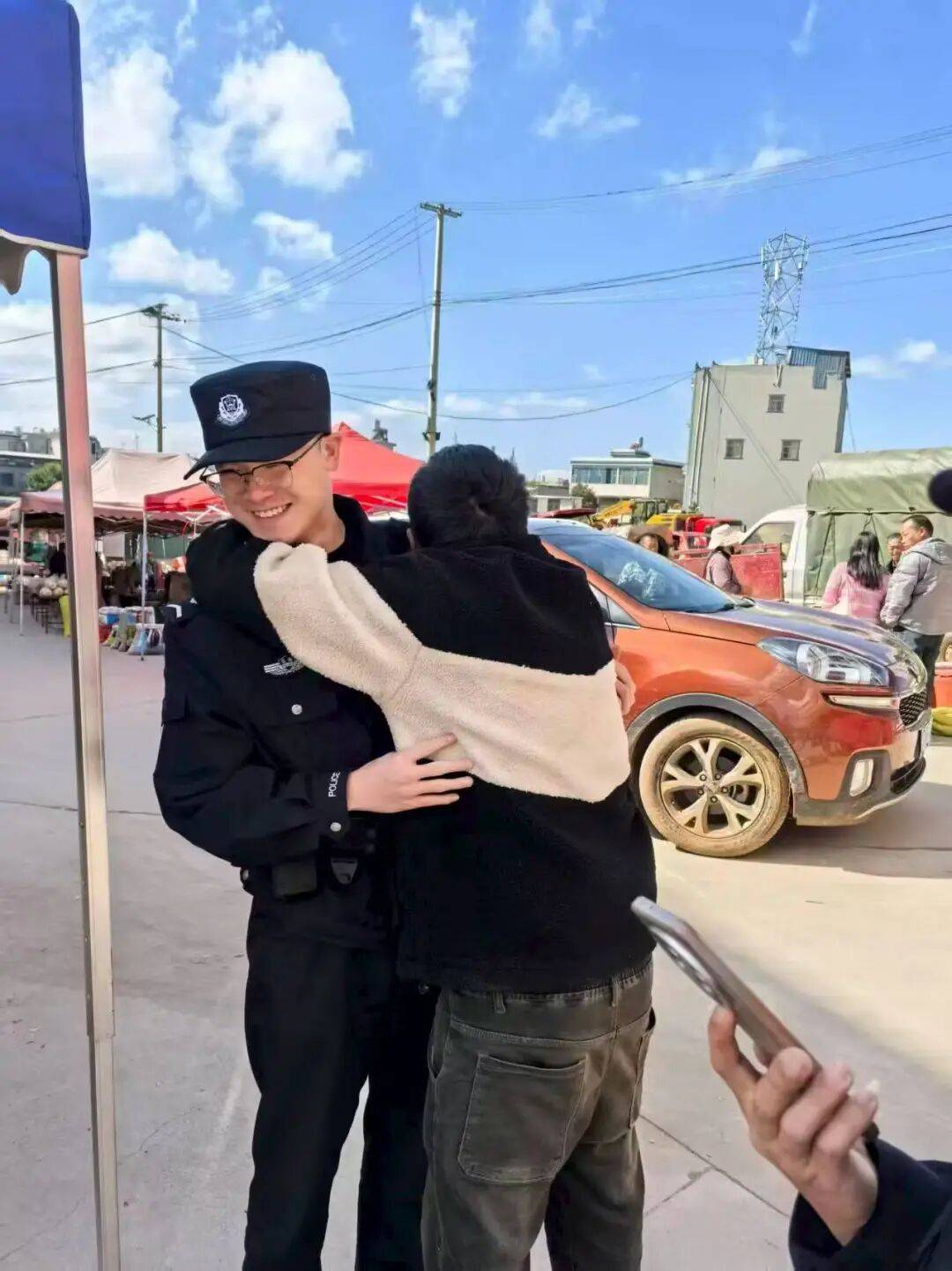 陆良一醉汉竟抱住出警民警深情告白