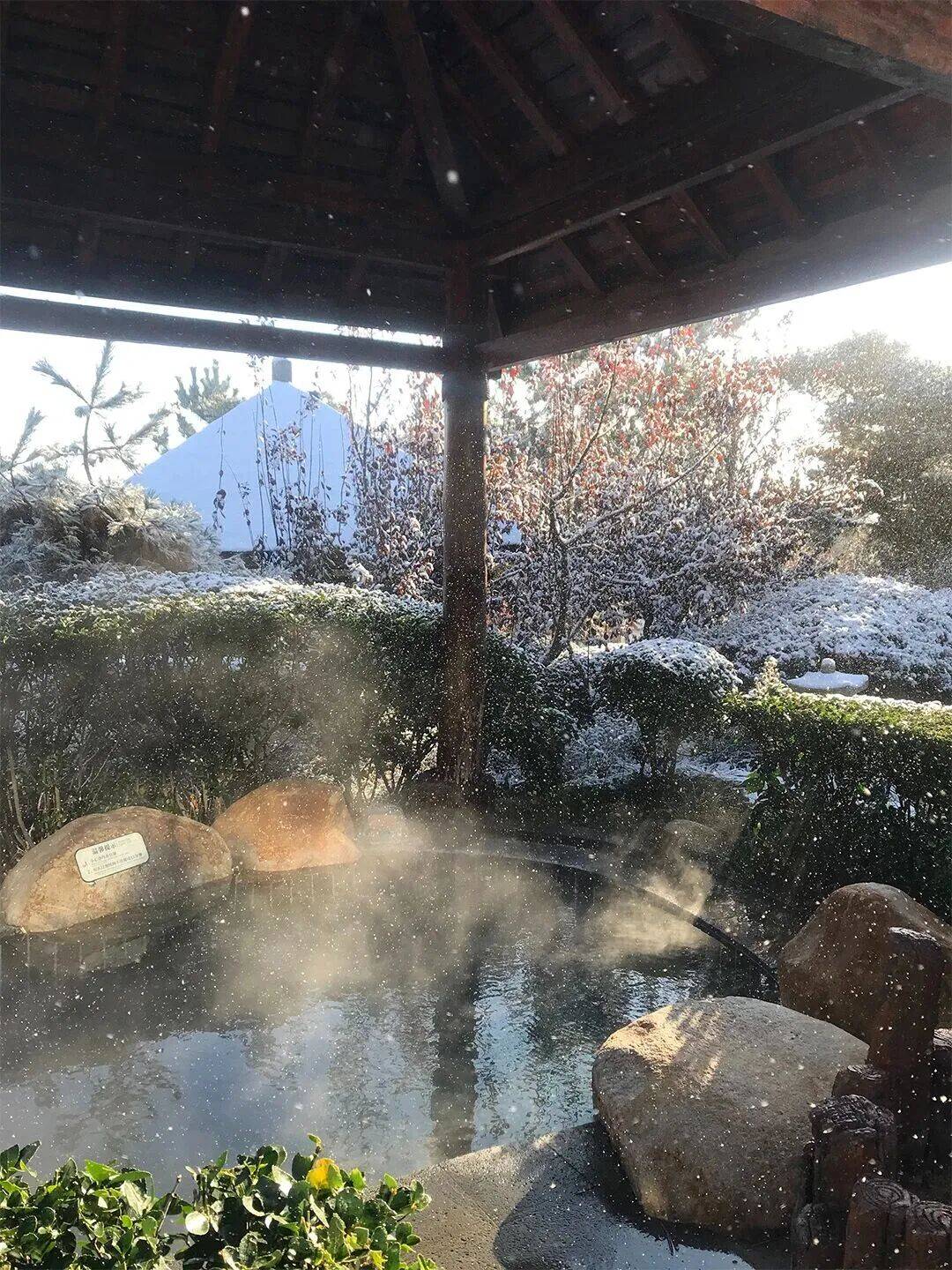 © | 图片 荣成文旅文登文旅寒日里寻一处户外汤池氤氲热气裹着