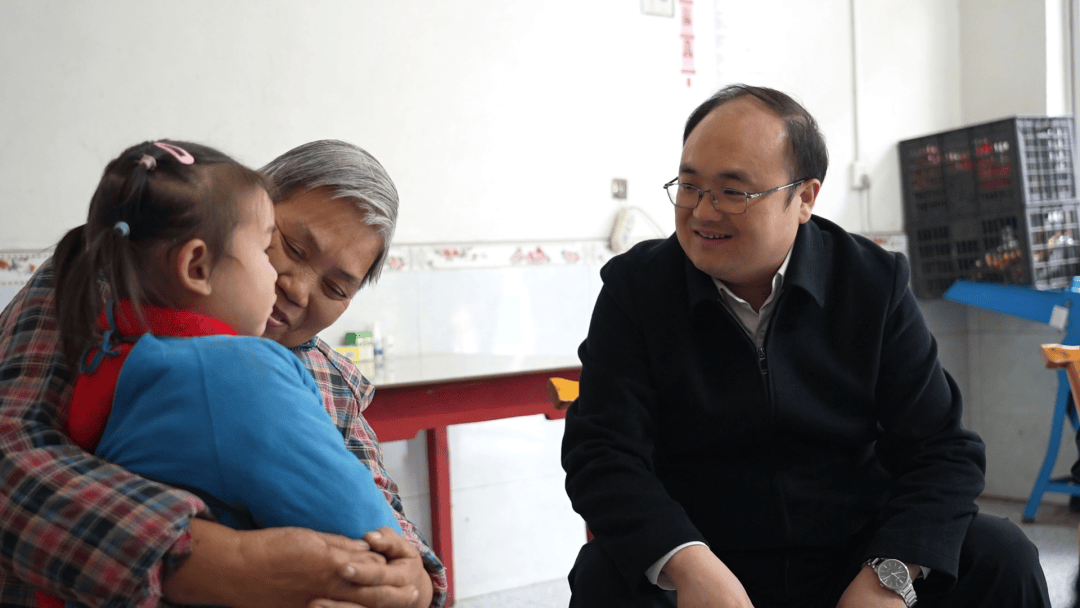 在盐田河镇茶铺村,裴永波详细了解防返贫监测,帮扶政策落实,"三资"