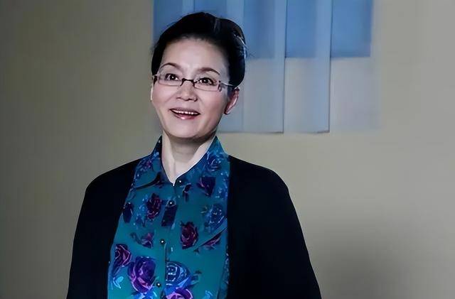 70 岁潘虹近况吓人，走路颤巍神情呆滞，40 年离婚真相藏不住