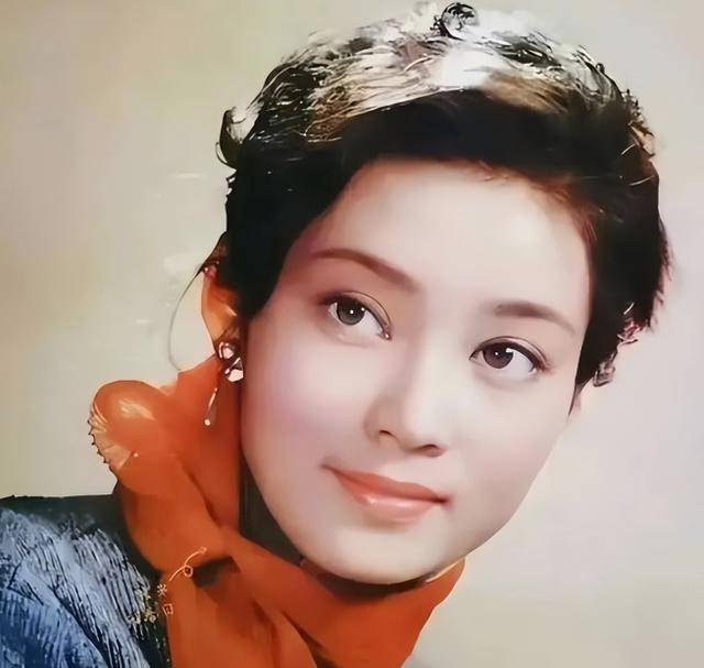 70 岁潘虹近况吓人，走路颤巍神情呆滞，40 年离婚真相藏不住