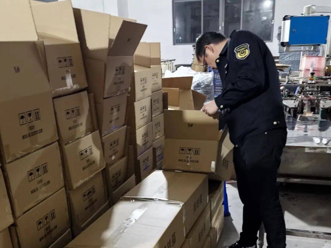 货值近20万元！佛山查处一隐蔽化妆品生产窝点，涉案产品超10万瓶