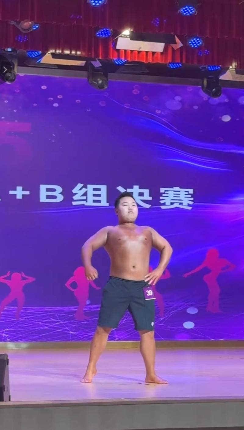 重庆一高校内举办健美比赛惊现“小胖子”，网友：为了学分这么拼？主办方回应