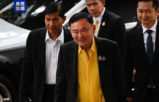 76岁泰国前总理他信入狱后全家福首度公开：身穿浅蓝色囚服，剪短了头发，佩通坦和姐姐依偎在他身边