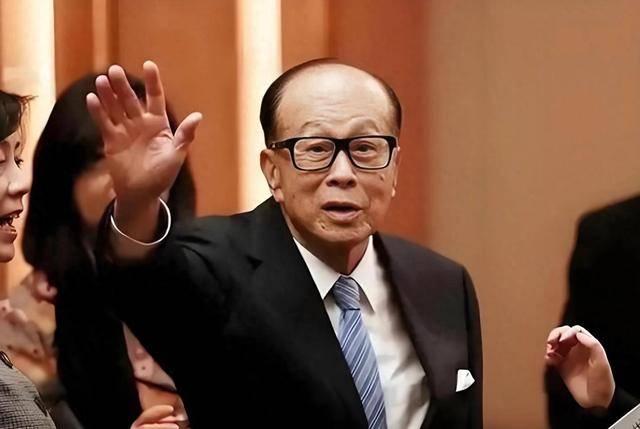 真没想到,香港的一场大火,竟让人看清了李嘉诚的“真面目”