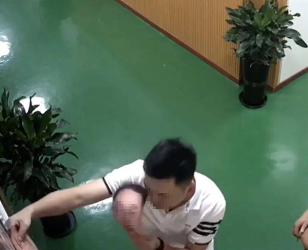 多名干部，被指用人脸面具“刷脸”考勤打卡