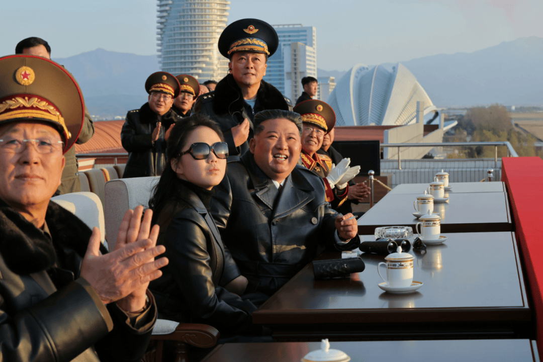 图片[6]-现场多图！金正恩携女儿着“亲子装”出席朝鲜空军活动，新导弹亮相 -华闻时空