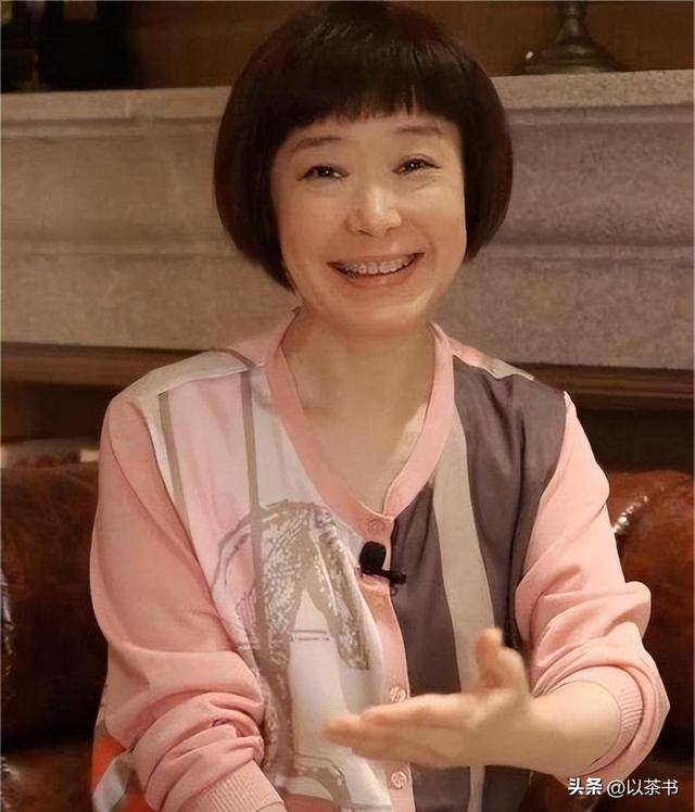 父亲是前央视台长，康辉是同班同学，她嫁初恋30年却至今无儿女