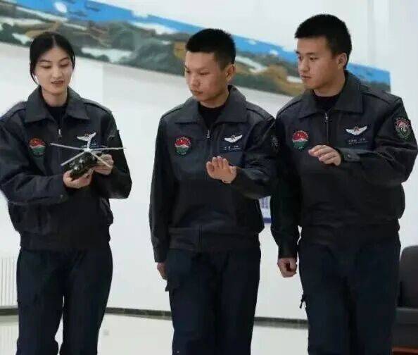 图片[6]-“00后”陆军女飞行员驾驶直升机，太飒了！ -华闻时空