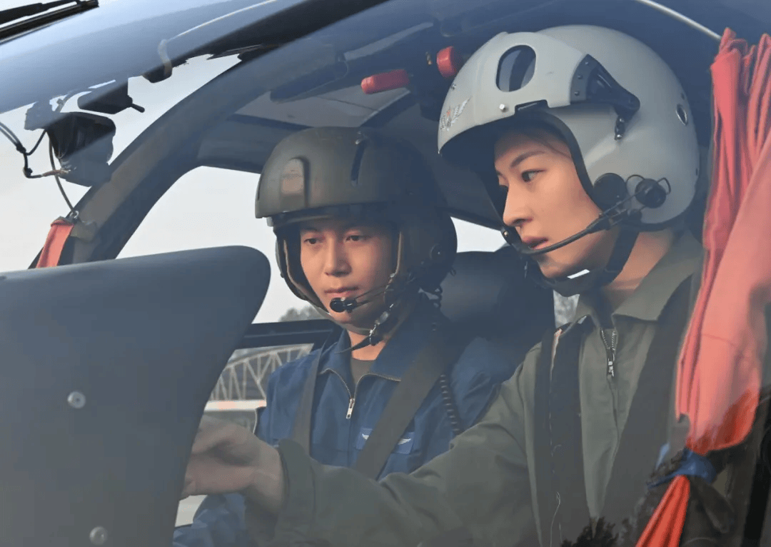 图片[4]-“00后”陆军女飞行员驾驶直升机，太飒了！ -华闻时空
