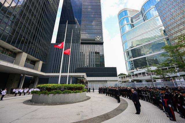 为逝者志哀，为生者加油——香港全城悼念火灾遇难者 -华闻时空