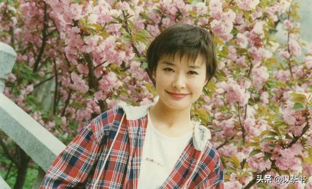 父亲是前央视台长，康辉是同班同学，她嫁初恋30年却至今无儿女