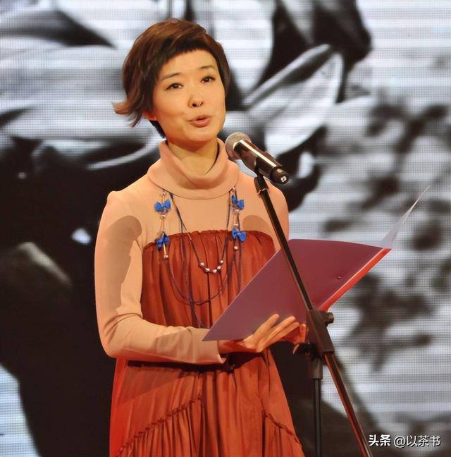 父亲是前央视台长，康辉是同班同学，她嫁初恋30年却至今无儿女