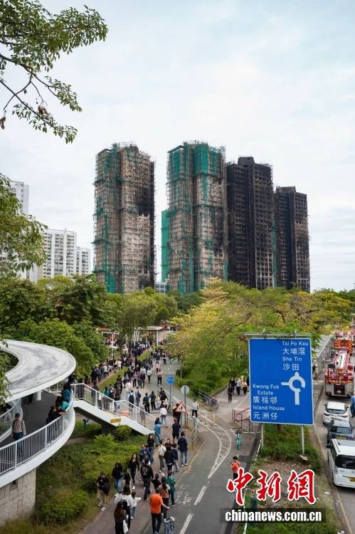 图片[3]-香港民众自发赴现场献花悼念宏福苑火灾罹难者-华闻时空