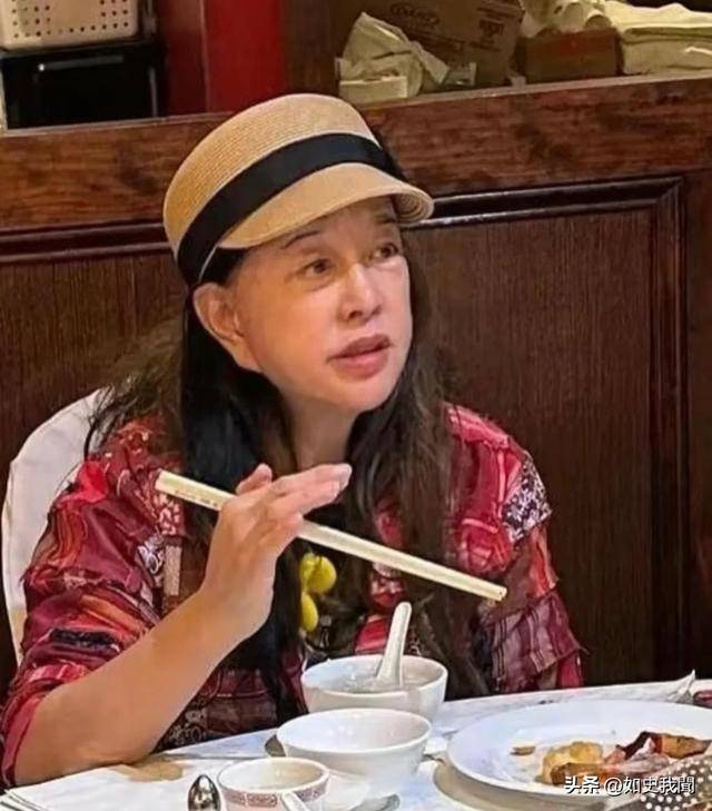 刘晓庆担忧的事发生了!意外摔倒、分不清人,75岁终是败在年纪上