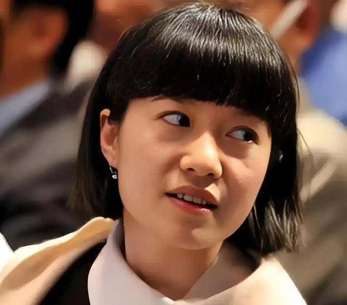 杨振宁逝世后翁帆首度参加活动,满脸微笑,翁母陪在身边心事重重