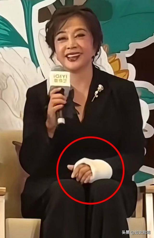 刘晓庆担忧的事发生了!意外摔倒、分不清人,75岁终是败在年纪上