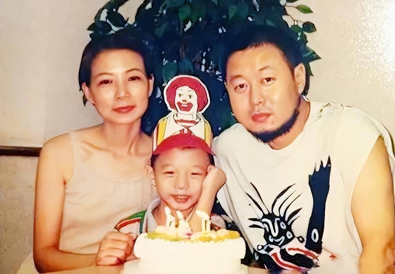 悲情女人仲小萍:因儿子31年不嫁,两次被辜负,霍尊输了回到原点