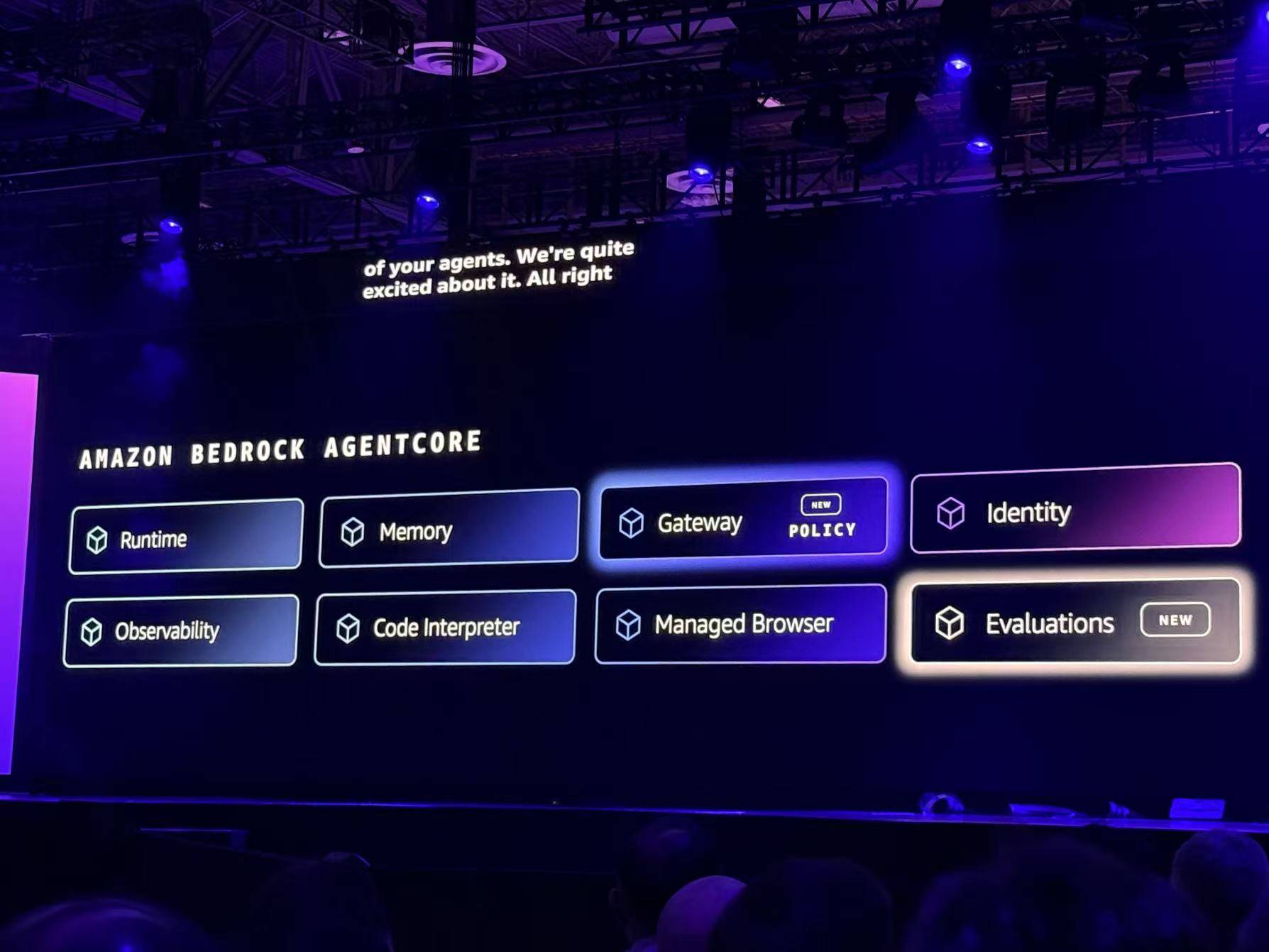 亚马逊杀疯了！连甩十大重磅发布，揭Agent大招、自研芯进展