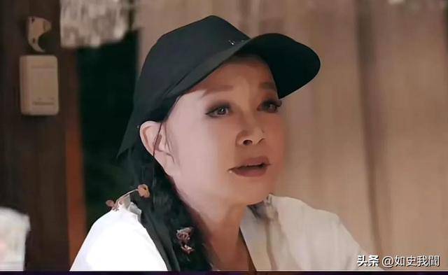 刘晓庆担忧的事发生了!意外摔倒、分不清人,75岁终是败在年纪上