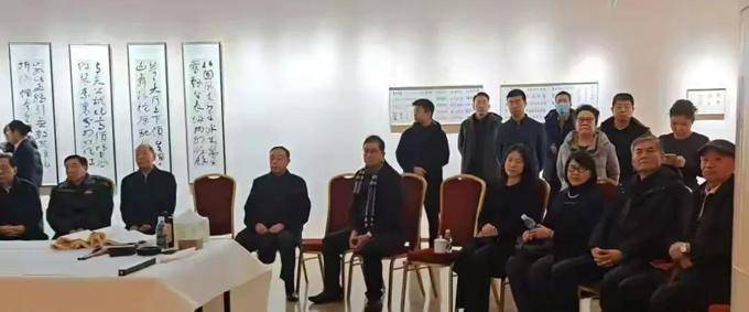 杨振宁逝世后翁帆首度参加活动,满脸微笑,翁母陪在身边心事重重